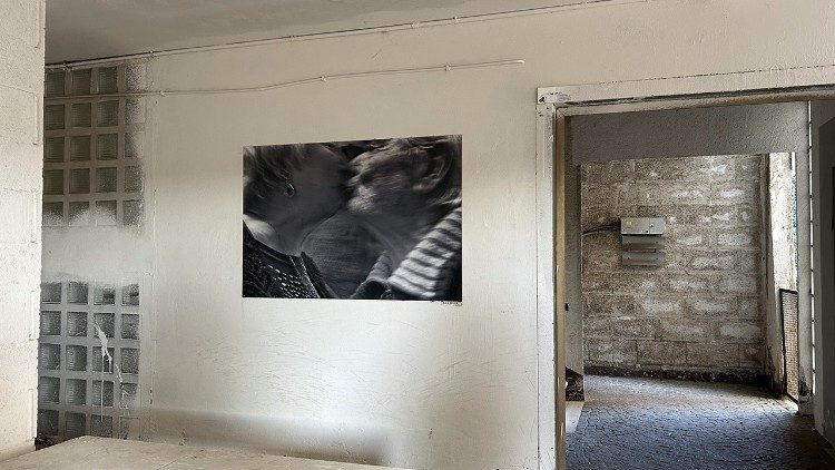 Corviale, una foto di Aldo Feroce con coppia di anziani del palazzo, esposta lungo i corridoi del "serpentone" (ph di A. Palermo)