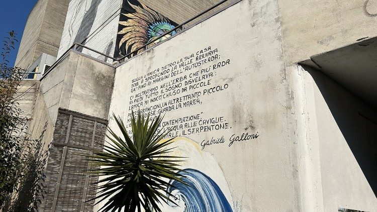 Corviale, una poesia di Gabriele Galloni, incisa nei pressi della piazzetta delle arti (ph di A. Palermo)