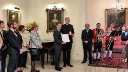 Bei der Überreichung der Auszeichnung an Michael Kahle durch Österreichs Botschafter beim Heiligen Stuhl Marcus Bergmann