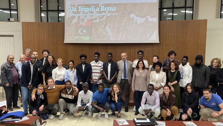 I partecipanti al convegno sui rifugiati in corso alla Gregoriana "Da Tripoli e Roma"