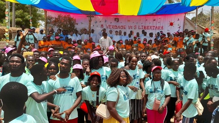 
                    Jornadas Diocesanas da Juventude reúnem milhares de fiéis na Guiné-Bissau
                