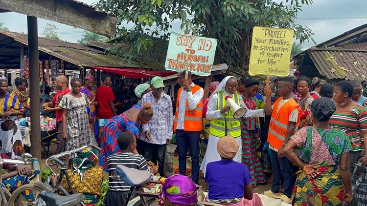 
                    Nigéria: religiosa cria grupo de ação comunitária para lutar contra o tráfico de pessoas
                