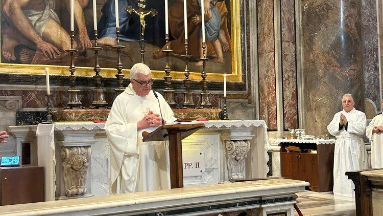 O. Wojciech Giertych OP odprawia Mszę św. przy grobie św. Jana Pawła II (ks. Paweł Rytel-Andrianik)
