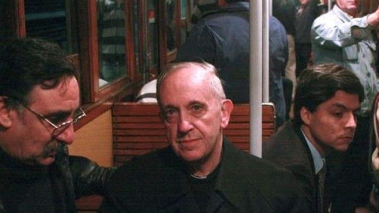 Jorge Mario Bergoglio in metro in Argentina