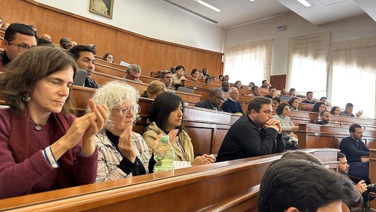 In ascolto della lectio magistralis del Patriarca di Gerusalemme, nell'Aula Paolo VI della Pontificia Università Lateranense