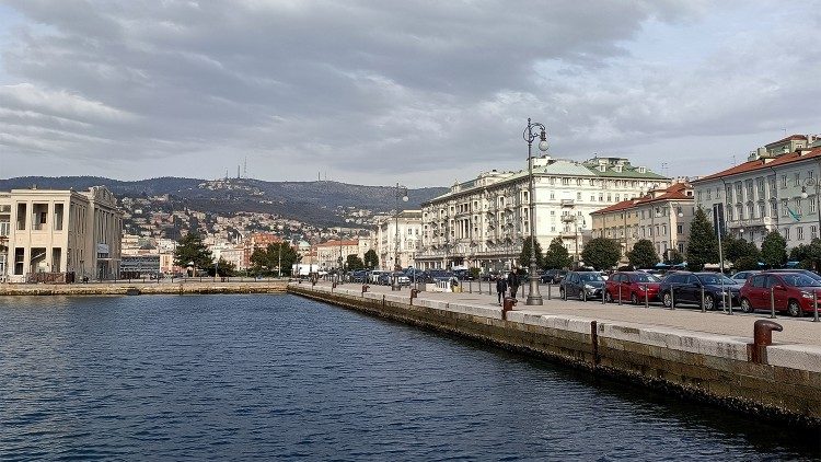 
                    Francisco em Trieste: encontro com migrantes e portadores de necessidades especiais
                