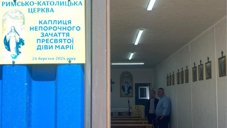 Ukraina: po zniszczeniu kościoła wierni modlą się w kontenerze