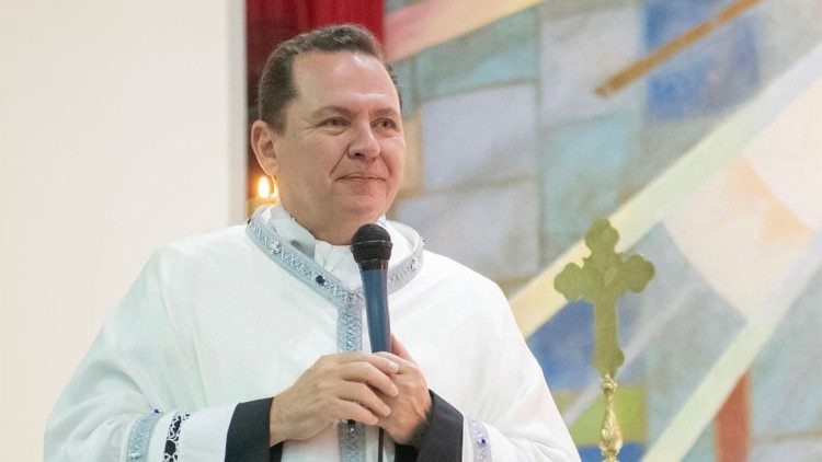 
                    Pe. Rafael Solano: Burnout dos padres, um desafio entre os presbíteros
                