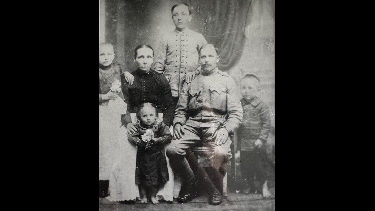 Rodzina Kowalskich. Józef Kowalski - pierwszy z prawej (archiwum prywatne Marii Tłuczek)