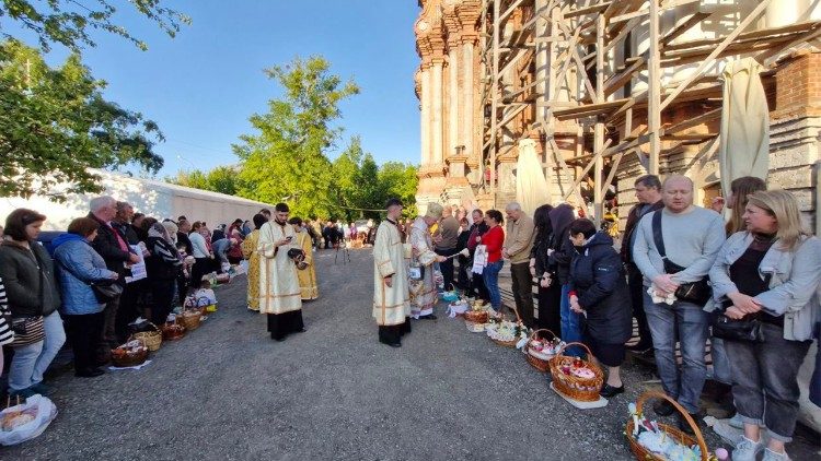 Bispo Vasyl Tuchapets do Exarcado Greco-Católico de Kharkiv durante a bênção de Páscoa 