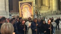 La processione in Piazza San Pietro per il mese mariano