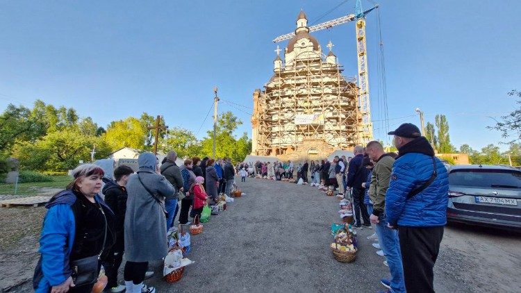 Les fidèles assistent à la solennité de Pâques à Kharkiv. 