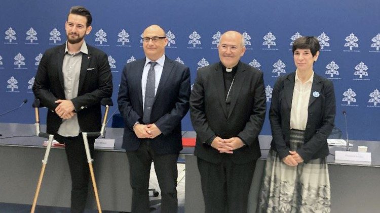 De izquierda a derecha Arturo Mariani, el profesor Emanuele Isidori, el cardenal José Tolentino de Mendonça y la embajadora de Francia ante la Santa Sede, Florence Mangin