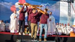 Mladi Požeške biskupije, s biskupom Ivom Martinovićem i vlč. Marijanom Pavelićem, primili su križ za 13. susret hrvatske katoličke mladeži