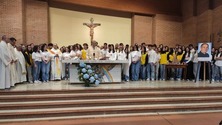 Monsignor Giuseppe Satriano insieme ai giovani di Mola di Bari