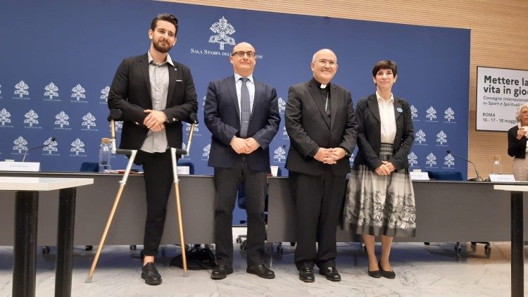 Od leve proti desni: Arturo Mariani, profesor Emanuele Isidori, karidnal José Tolentino de Mendonça in francoska veleposlanica Florence Mangin.