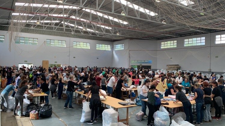 O mutirão dos voluntários na seleção das doações em Caxias do Sul