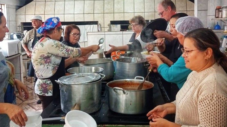 Paroquianos preparam refeição para desabrigados