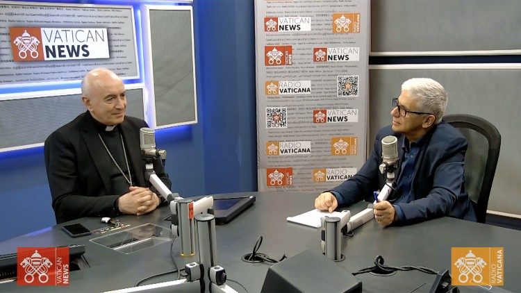 Mgr Staglianò, interrogé par Andrea Tornielli dans les studios de Radio Vatican/Vatican News.