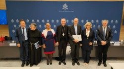 El cardenal Mauro Gambetti con los demás ponentes en la presentación del evento #BeHuman en la Oficina de Prensa de la Santa Sede 