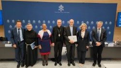 Il cardinale Mauro Gambetti insieme agli altri relatori della presentazione dell'evento #BeHuman in Sala Stampa della Santa Sede