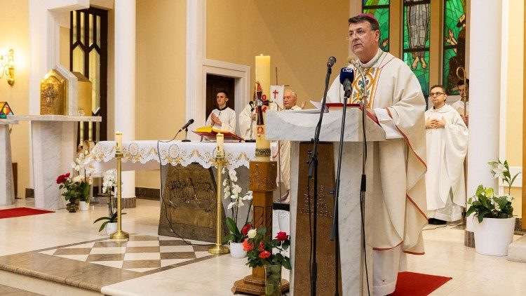 Pomoćni zagrebački biskup Ivan Šaško u župnoj crkvi Sv. Jeronima u Zagrebu (Foto: Zagrebačka nadbiskupija)