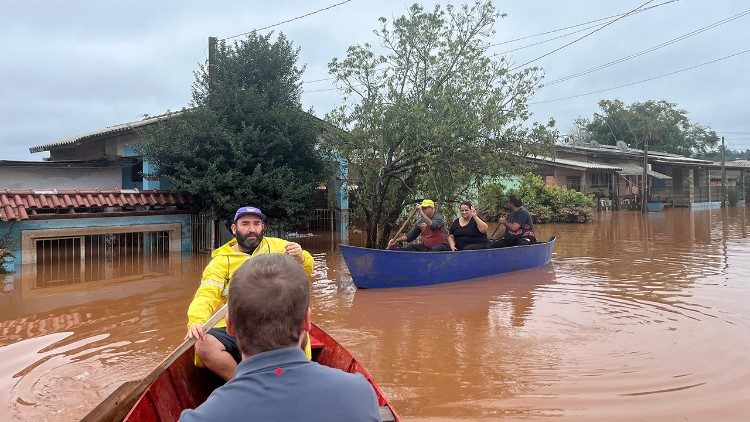 
                    Trauma do qual ainda não conhecemos a dimensão, diz sacerdote gaúcho sobre inundações
                