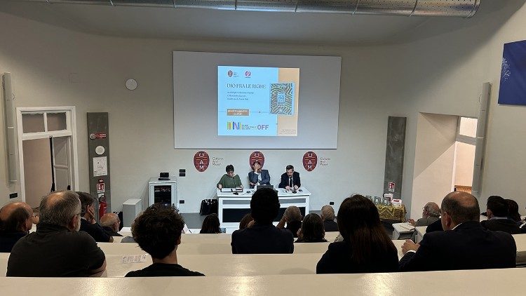 L'incontro di presentazione del libro "Dio tra le righe" nel Centro culturale dei mIssionari della Consolata a Torino