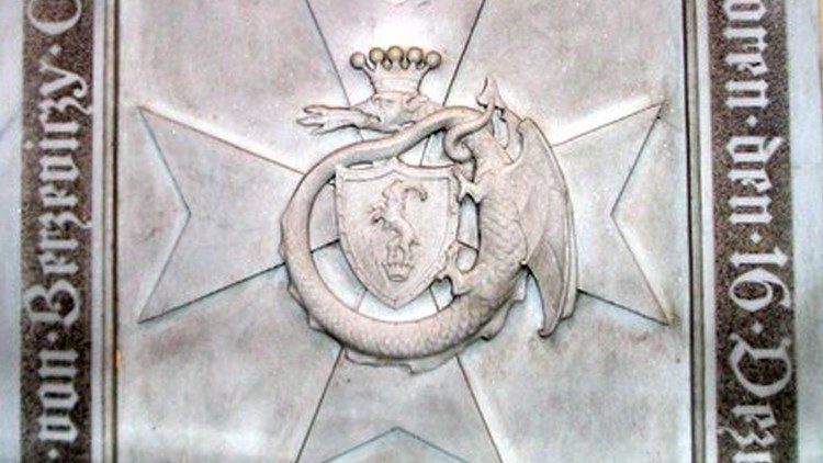 Berzeviczy Ádám fehér márvány sírkövén a máltai kereszten a családi címere