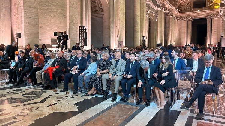 Los asistentes a la velada de clausura del Encuentro Mundial sobre la Fraternidad Humana