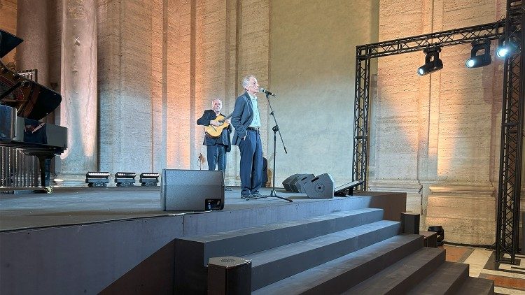 Roberto Vecchioni sul palco nella serata conclusiva del World Meeting on Human Fraternity