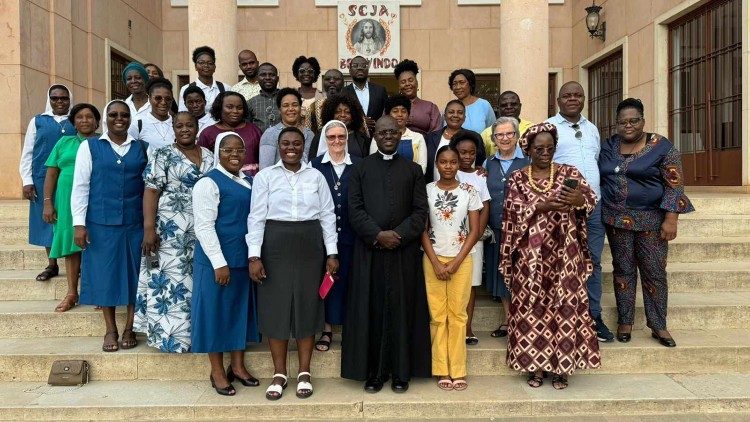 
                    Bispos e comunicadores de Angola refletem sobre as Comunicações 
                