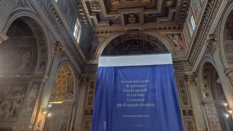 Chiesa di San Marcello al Corso, L'altare maggiore con il drappo che riporta le parole che Dio disse a san Giovanni della Croce