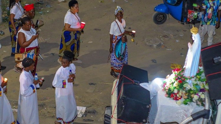 Procissão na Beira (Moçambique), pela paz, em recordação das aparições de Nossa Senhora de Fátima