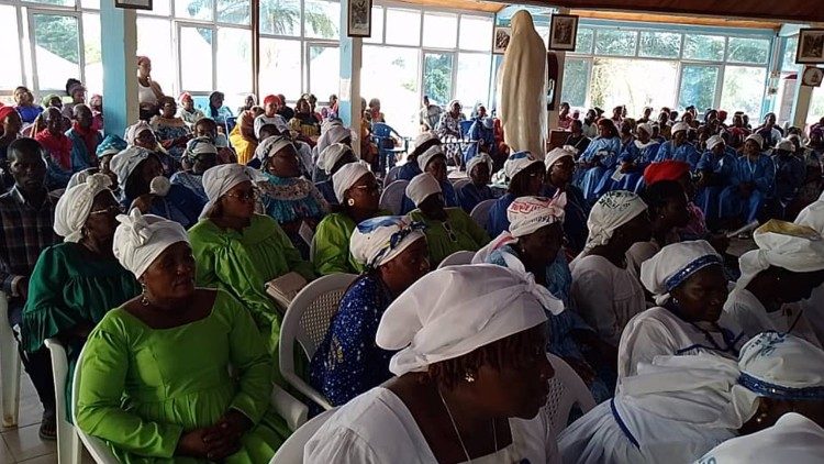 Des fidèles participants à la messe du 38ème anniversaire des apparitions de la Vierge Marie à Nsimalen