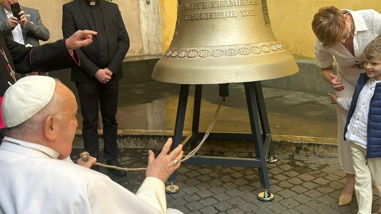 2024.05.15 Papa ha benedetto la campana chiamata “La voce dei non nati”, che sarà portata in Kazakistan Kazachstan