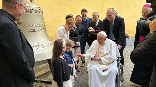 Vatikan: Papst segnet Glocke für Schutz des Lebens