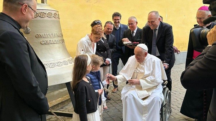 Papst trifft auf Kinder und segnet die Glocke
