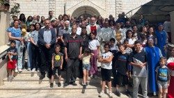 Le patriarche latin de Jérusalem et la communauté paroissiale catholique de Gaza, le 16 mai 2024, devant la paroisse de la Sainte-Famille. 