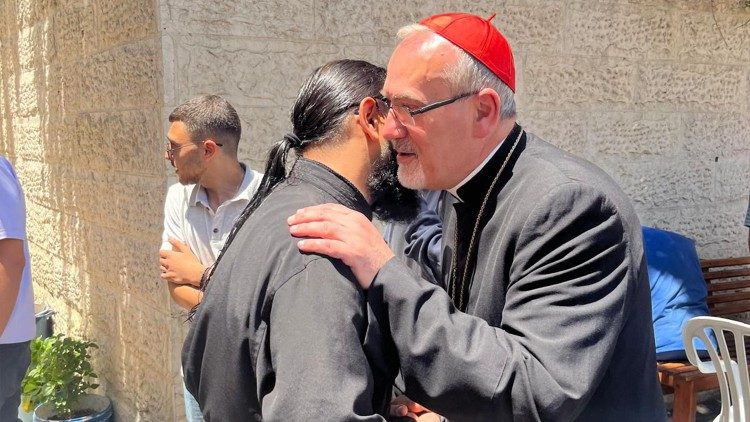Kardinal Pizzaballa begrüßt eines der Gemeindemitglieder in Gaza