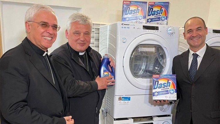 Otwarcie pralni Papieża Franciszka w Katanii