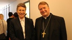 A Ir. M. Isabell Naumann com o arcebispo Anthony Colin Fisher, metropolitano de Sidney