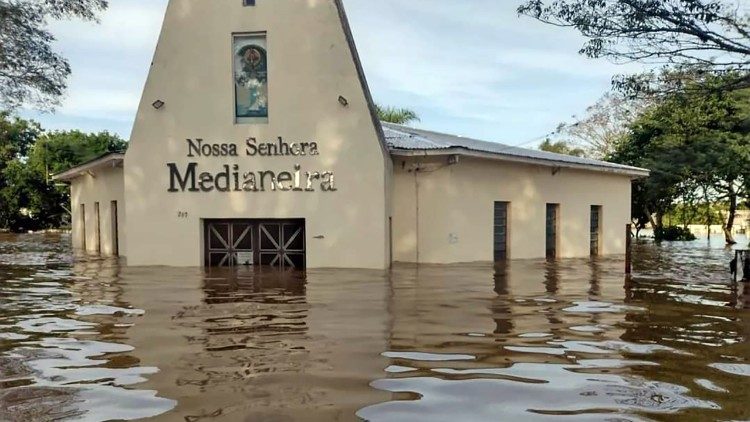 
                    Igrejas inundadas no Sul do país
                
