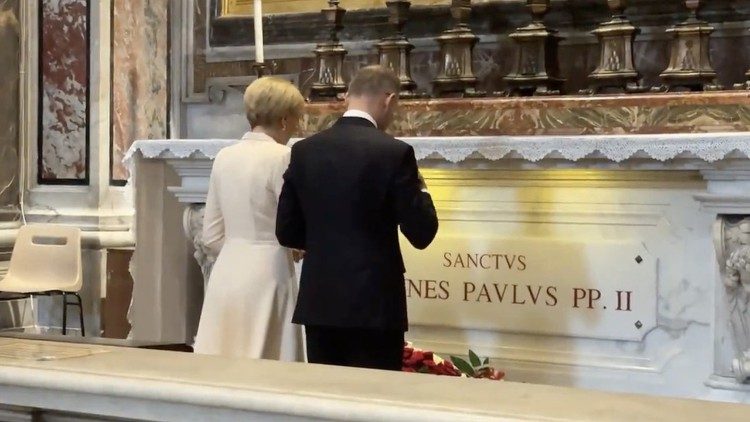 Dziś 104. urodziny Jana Pawła II; prezydent modlił się przy grobie Papieża Polaka