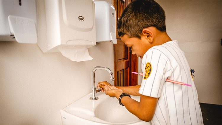 
                    Cáritas inaugura outra instalação sanitária na fronteira do Brasil-Venezuela 
                