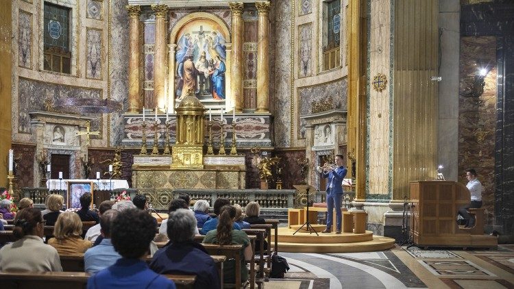Dóbisz Áron orgonista és Samodai Bence János trombitás koncertje a római Gesù templomban