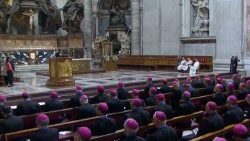 Italští biskupové shromáždění v Bazilice svatého Petra při modlitbě za mír v pondělí večer