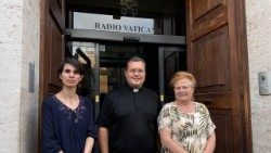 Eva Atangana, o. Martin Jarábek, Anna Kováčová pred Vatikánskym rozhlasom, 18. mája 2024