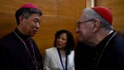 Mgr Joseph Shen Bin, évêque de Shanghaï et le cardinal Pietro Parolin, Secrétaire d'État du Saint-Siège, au congrès sur les 100 ans du premier Concile de l'Église catholique en Chine, à Rome, le 21 mai 2024.