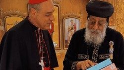 Le cardinal Victor Manuel Fernández, préfet du dicastère pour la Doctrine de la foi, et Tawadros II, patriarche de l'Église copte-orthodoxe, au Caire, en Égypte, le 22 mai 2024.